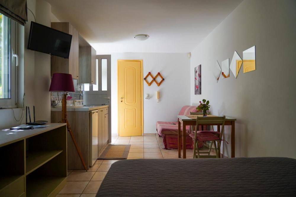 Cosy Guest House With Private Yard Saronida Esterno foto